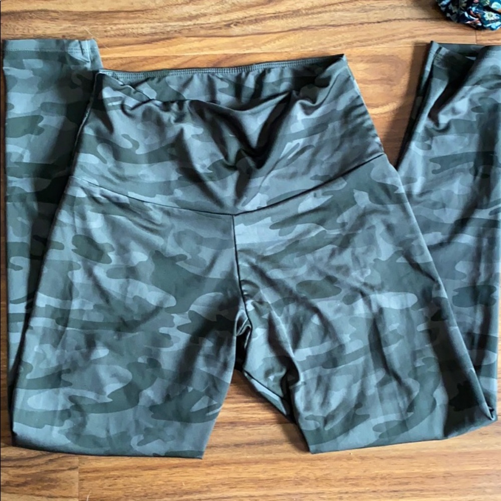 ONZIE camo leggings! Size S/M amazing quality!